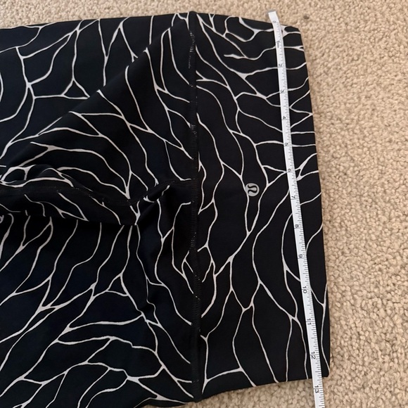 lululemon athletica Black and White Pattern Cropped Leggings - Picture 3 of 10